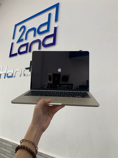 Macbook Air M4 - 13inch - 16/256SSD - Màu xám - Pin 100% chu kì sạc 11 lần - Ngoại hình: 98% - Body, kèm sạc 1