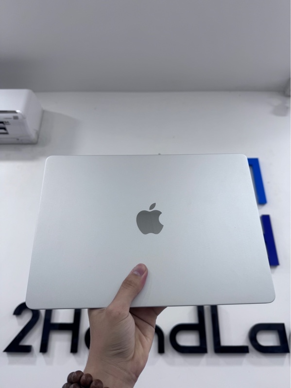 Macbook Air M4 2025 - 13 inch - Apple M4 - 16/256gb - Màu bạc - Pin bình thường 95%, chu kì 69 lần - Ngoại hình 97% - Cấn trầy 1 góc, màn ám hồng, màn trầy - Kèm cốc, dây sạc Magsafe