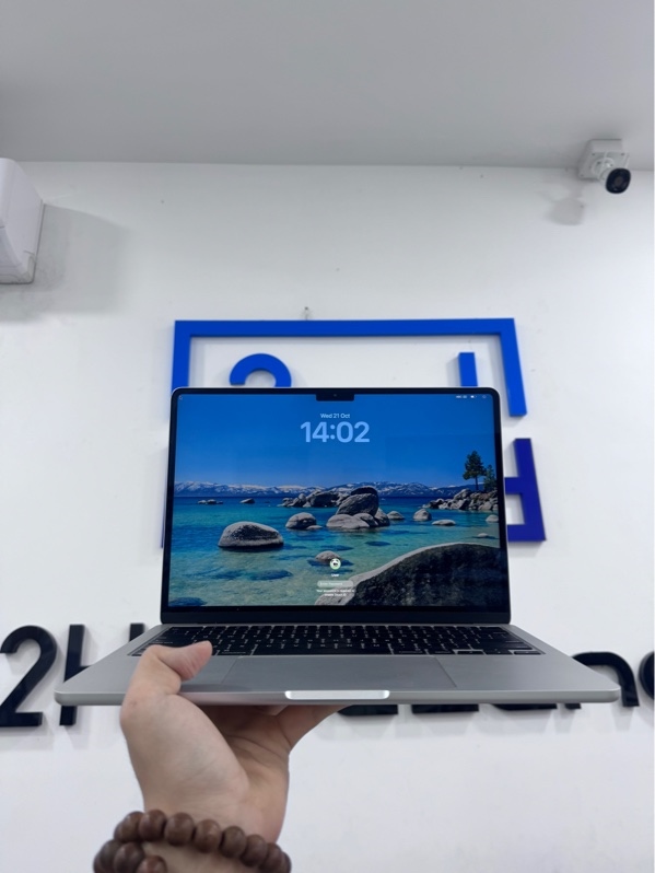 Macbook Air M4 2025 - 13 inch - Apple M4 - 16/256gb - Màu bạc - Pin bình thường 95%, chu kì 69 lần - Ngoại hình 97% - Cấn trầy 1 góc, màn ám hồng, màn trầy - Kèm cốc, dây sạc Magsafe