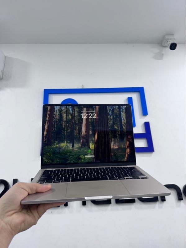 Macbook Air M4 2025 - 13 inch - Apple M4 - 16/256gb - Màu starlight - Pin 98%, chu kì 91 - Ngoại hình 97% - Màn trầy, viền trầy nhẹ - Fullbox