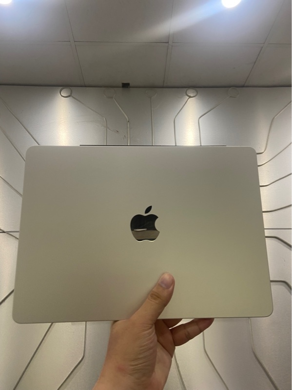 Macbook Air M5 13 inch - Ram 16/512GB - Pin 100% - Chu sạc 8 - Màu bạc - Ngoại hình: 98% - FullBox - Còn bảo hành đến 8/2027