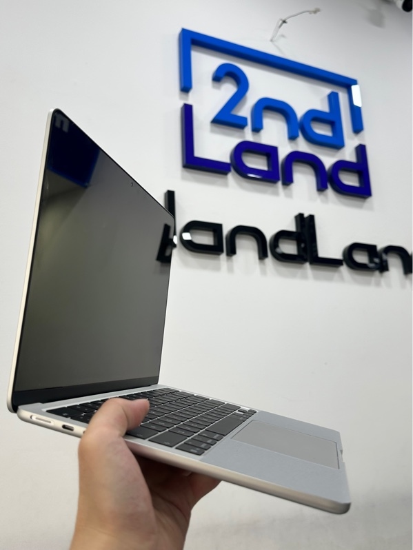 Macbook Air M5 13inch - Ram 16/512GB - Pin 100% ( chỉ sạc được 6 lần ) - Màu bạc - Ngoại hình 98.5% - Kèm sạc 30W + Box