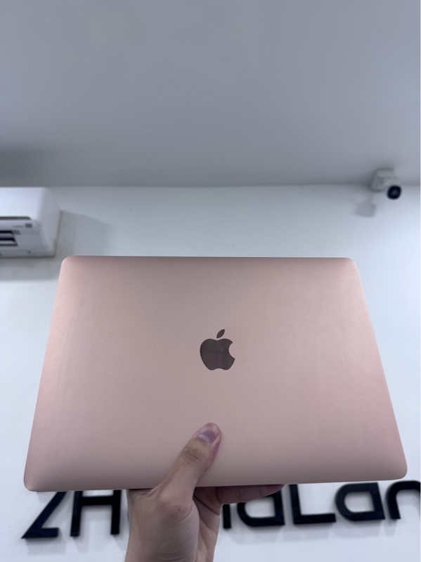 Macbook Air Rentina 2018 - 13.3 inch - i5 lõi kép - 8/256Gb - Màu hồng - Pin bình thường, chu kỳ sạc 686 - Ngoại hình 97% - Lưng xước, viền cấn, góc màn móp 1 vết rõ, mất 1 đế cao su, cao su viền màn bể, màn chết 2 chấm pixel - Kèm sạc