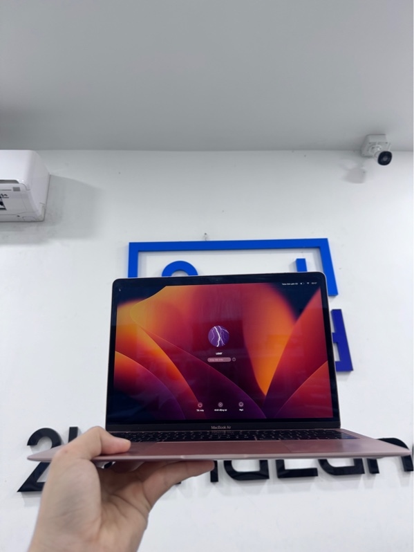 Macbook Air Rentina 2018 - 13.3 inch - i5 lõi kép - 8/256Gb - Màu hồng - Pin bình thường, chu kỳ sạc 686 - Ngoại hình 97% - Lưng xước, viền cấn, góc màn móp 1 vết rõ, mất 1 đế cao su, cao su viền màn bể, màn chết 2 chấm pixel - Kèm sạc