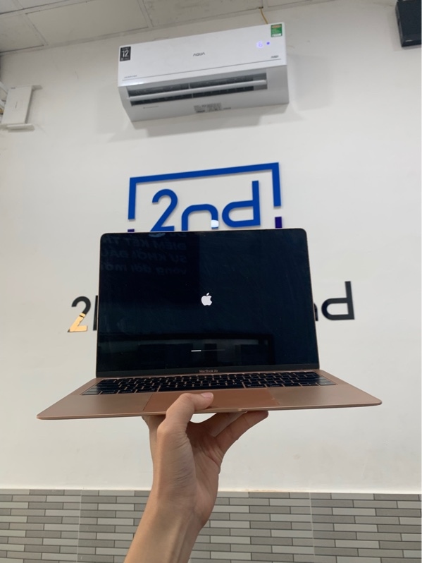 Macbook Air Retina 13 inch 2018 - Core i5 lõi kép - Ram 8GB/128GB - Màu hồng - Pin bình thường chu kì sạc 529 lần - Ngoại hình: 97% - Cấn móp nhẹ, touchpad lỗi, nút enter cứng, không loa, lỗi touch id - Kèm sạc - SP KHÔNG BẢO HÀNH
