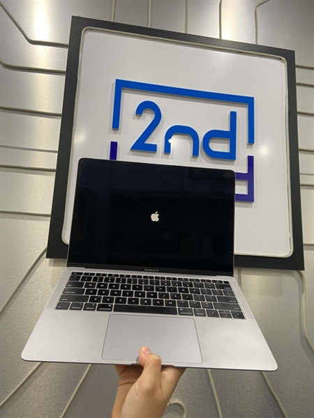 Macbook Air Retina 13 inch 2019 - Core i5 lõi kép - Ram 8/128GB UHD Graphics 617 - Pin bảo trì - Chu kì sạc 1031 - Màu xám - Ngoại hình: 97% - Màn ám , nút space cấn - Body - Kèm sạc 1
