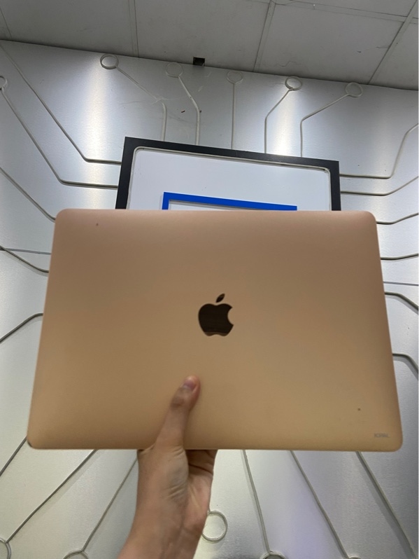 Macbook Air Retina 13-inch 2019 - i5 lõi kép 1.6 GHz - Ram 8/256GB - Đồ hoạ Intel UHD Graphics 617 - Pin 100% thay new - Màu gold - Ngoại hình: 97% - Màn ám xanh viền, ám hồng trong, 1 vết xước cấn trên màn - Kèm sạc