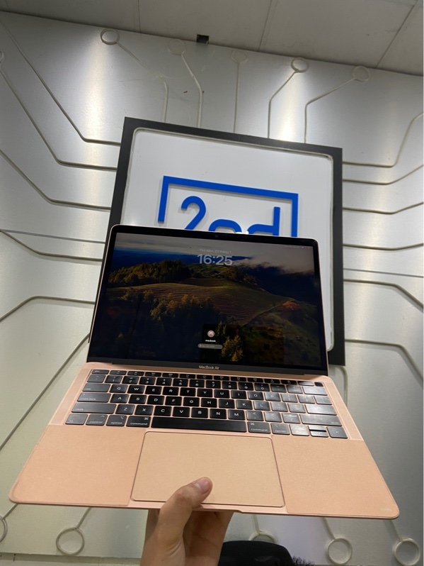 Macbook Air Retina 13-inch 2019 - i5 lõi kép 1.6 GHz - Ram 8/256GB - Đồ hoạ Intel UHD Graphics 617 - Pin 100% thay new - Màu gold - Ngoại hình: 97% - Màn ám xanh viền, ám hồng trong, 1 vết xước cấn trên màn - Kèm sạc
