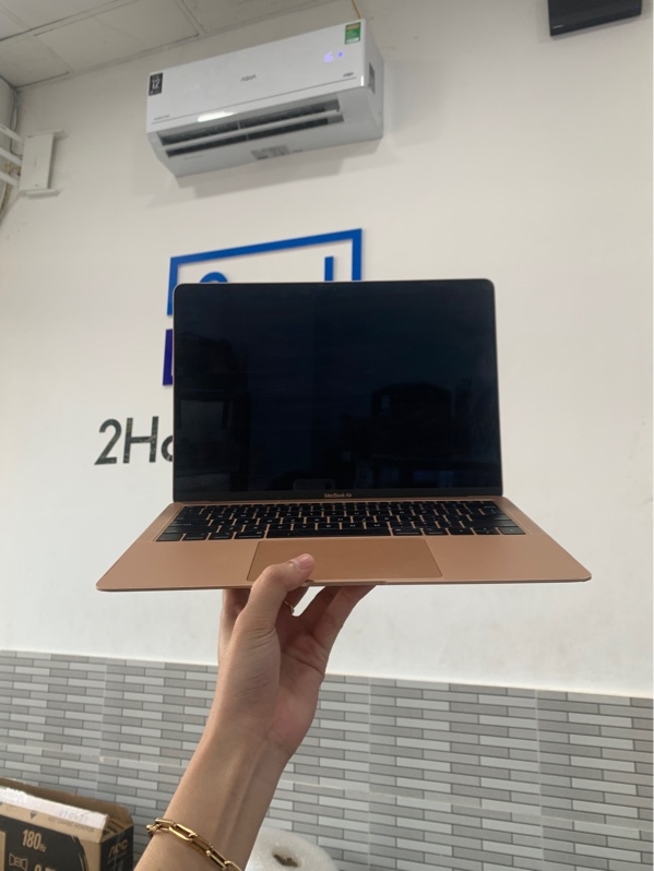 MacBook Air Retina 13 inch 2019 - i5 lõi kép - RAM 8GB/SSD 256GB - Màu hồng - Pin 100% đã thay mới, chu kì sạc 24 lần - Ngoại hình: 97% - Cấn góc, màn hình có 1 điểm chết pixel - Kèm sạc