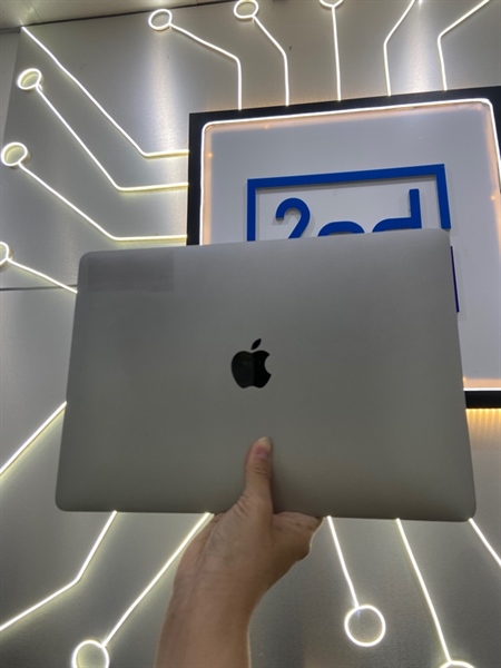 Macbook Air Retina 13 inch 2020 - Core i5 lõi tứ - Ram 8/256GB - Pin bình thường - Chu kì sạc 617 lần - Màu bạc - Ngoại hình: 97% - Cấn sườn, mặt A bị hằn dấu, màn tróc phản quang nặng, in phím - Kèm sạc