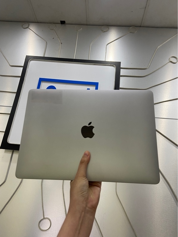 Macbook Air Retina 13 inch 2020 - Core I5 lõi tứ - Ram 8/256GB - Pin bình thường - Chu kì sạc 643 lần - Màu bạc - Ngoại hình: 97% - Xước cấn sườn, mặt A bị hằn dấu, màn tróc phản quang nặng, in phím, ám hồng - Kèm sạc