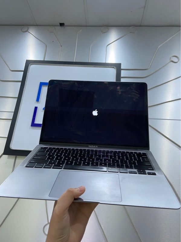 Macbook Air Retina 13 inch 2020 - Core I5 lõi tứ - Ram 8/256GB - Pin bình thường - Chu kì sạc 643 lần - Màu bạc - Ngoại hình: 97% - Xước cấn sườn, mặt A bị hằn dấu, màn tróc phản quang nặng, in phím, ám hồng - Kèm sạc