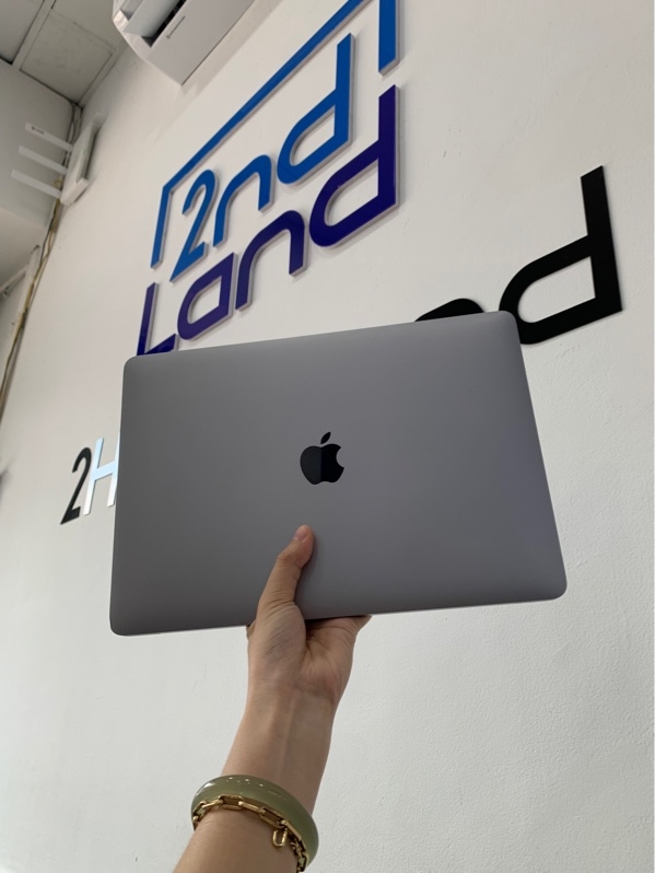 Macbook Air Retina 13 inch 2020 - Core i5 - Ram 8GB/256GB - Màu xám - Pin bình thường chu kì sạc 845 lần - Ngoại hình: 97% - Màn in phím, mục ron màn - Kèm sạc