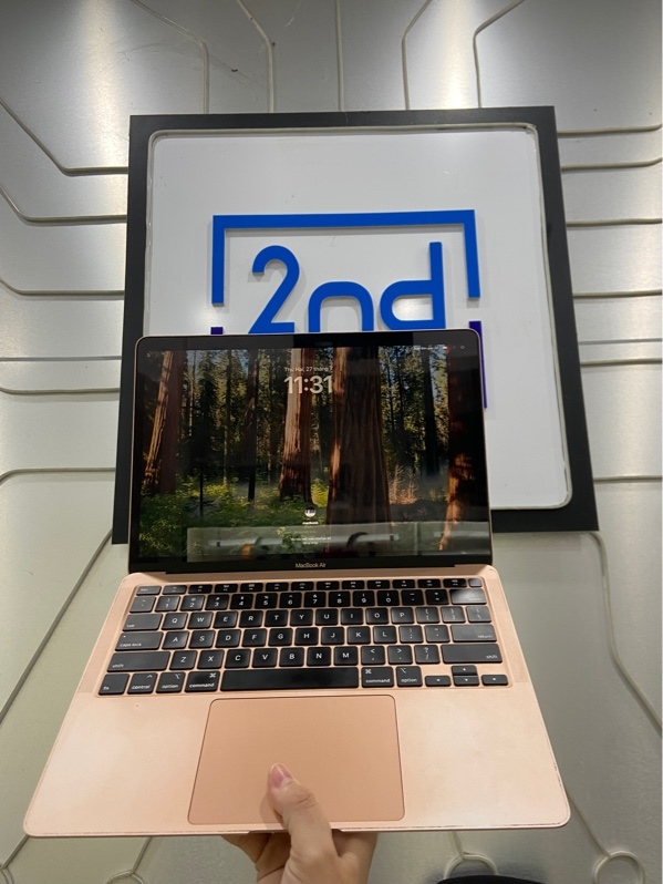 Macbook Air Retina 13 inch 2020 - i5 lõi tứ - Ram 8/256GB - Pin bình thường (Chu kì sạc 446) - Màu hồng - Ngoại hình: 97% - Màn ám hồng, bụi trong, xước - Body - Kèm sạc