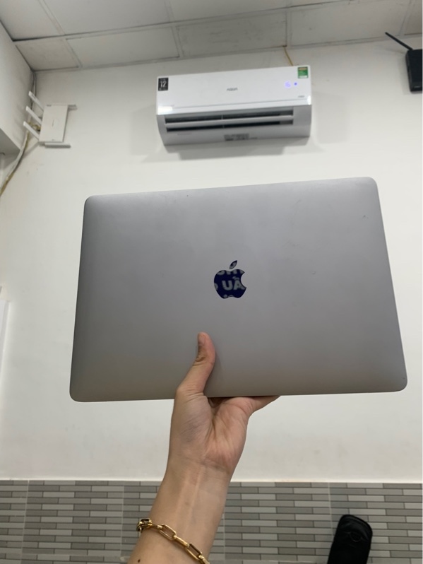 Macbook air retina 13 inch 2020 - i7 - Ram 16/512 - Màu bạc - Pin bình thường chu kì sạc 206 lần - Ngoại hình: 97% - Màn trầy, ám hồng, mục ron màn - Kèm sạc