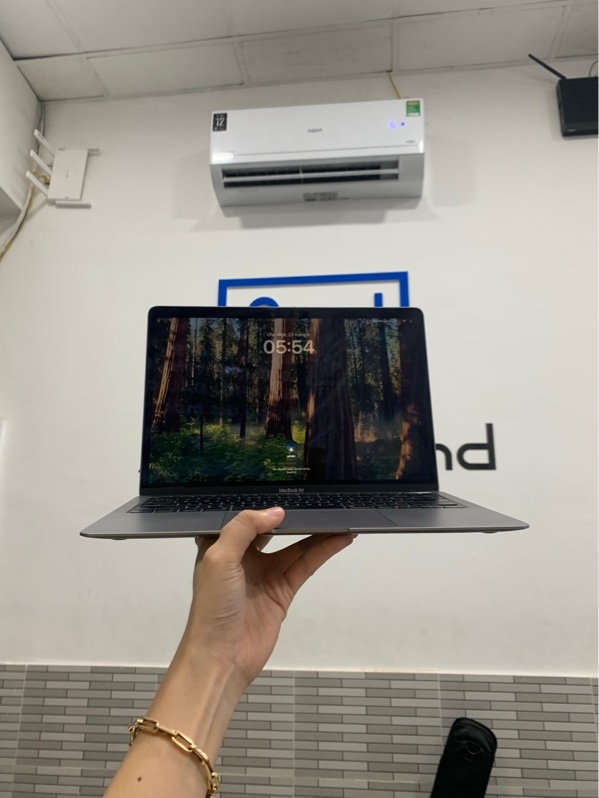 Macbook air retina 13 inch 2020 - i7 - Ram 16/512 - Màu bạc - Pin bình thường chu kì sạc 206 lần - Ngoại hình: 97% - Màn trầy, ám hồng, mục ron màn - Kèm sạc