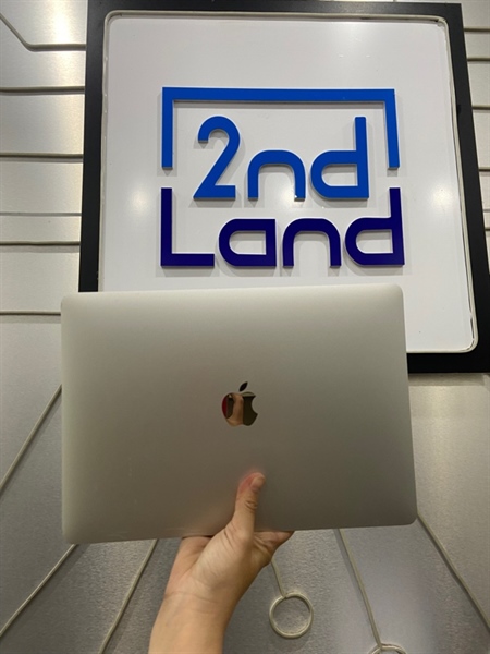 Macbook Air Retina 2018 - 13 inch - i5 - Ram 8/256GB - Pin bình thường ( Chu kì sạc 357 lần ) - Màu bạc - Ngoại hình: 97.5% - Màn ám viền xanh, mất trợ lực Touchpad - Body - Kèm sạc