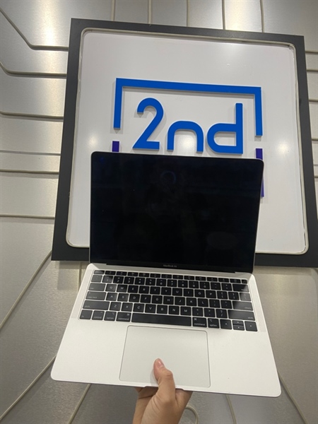 Macbook Air Retina 2018 - 13 inch - i5 - Ram 8/256GB - Pin bình thường ( Chu kì sạc 357 lần ) - Màu bạc - Ngoại hình: 97.5% - Màn ám viền xanh, mất trợ lực Touchpad - Body - Kèm sạc 1