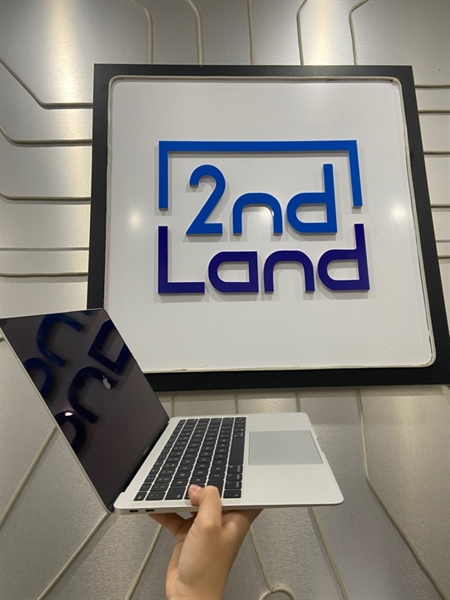 Macbook Air Retina 2018 - 13 inch - i5 - Ram 8/256GB - Pin bình thường ( Chu kì sạc 357 lần ) - Màu bạc - Ngoại hình: 97.5% - Màn ám viền xanh, mất trợ lực Touchpad - Body - Kèm sạc 2