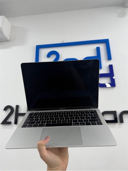 Macbook Air Retina 2019 - 13 inch - i5 lõi kép - 8/256GB - Màu bạc - Pin bình thường chu kì 301 - Ngoại hình 98% - Cấn nhẹ , màn phản quang vài đốm - Kèm sạc 2