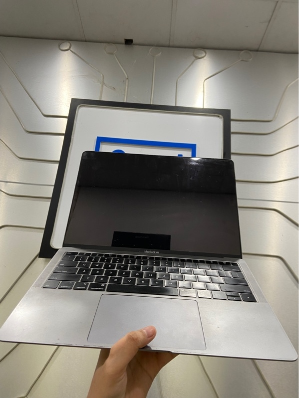 Macbook Air Retina 2019 - Intel Core i5 lõi kép - Ram 8/128GB - Pin 100% đã thay - Chu kỳ sạc 12 - Màu xám - Ngoại hình: 97% - Màn in phím nhẹ, thân xước - Kèm sạc
