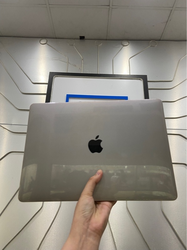 Macbook Air Retina 2019 - Intel Core i5 lõi kép - Ram 8/128GB - Pin 100% đã thay - Chu kỳ sạc 30 - Màu xám - Ngoại hình: 97% - Màn in phím nhẹ, thân xước - Kèm sạc