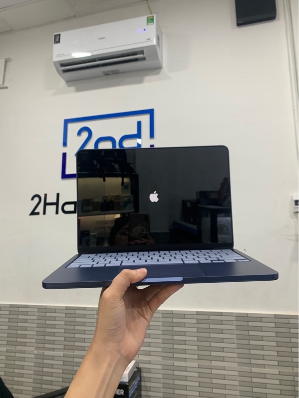 Macbook Neo - 13 inch - A18 pro - Màu xanh - Ram 8/512gb - Pin 100% - Ngoại hình: 97% - Trầy cấn - Kèm sạc