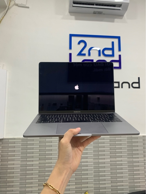 Macbook Pro 13 2019 Touchbar - i5 lõi 4 - Ram 16GB/SSD 256GB - Màu xám - Pin bình thường chu kì sạc 88 lần - Ngoại hình: 98% - Kèm sạc