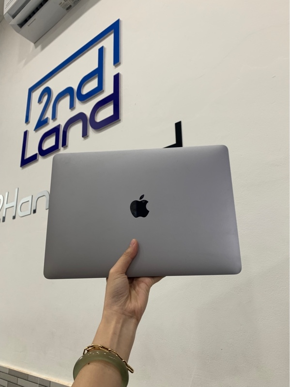 Macbook Pro 13 2020 Touchbar - i5 lõi 4 - Ram 8GB/SSD 256GB - Màu xám - Pin bảo trì chu kì sạc 658 lần - Ngoại hình: 97% - Cấn góc - Kèm sạc