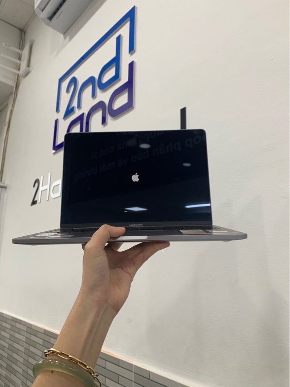 Macbook Pro 13 2020 Touchbar - i5 lõi 4 - Ram 8GB/SSD 256GB - Màu xám - Pin bảo trì chu kì sạc 658 lần - Ngoại hình: 97% - Cấn góc - Kèm sạc