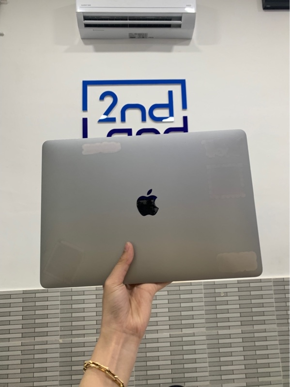 Macbook pro 13 2020 touchbar - i5 lõi 4 - Ram 8gb/ssd 512gb - Màu bạc - Pin bảo trì - Ngoại hình: 97% - Trầy cấn 4 góc, phai màu sticker - Body