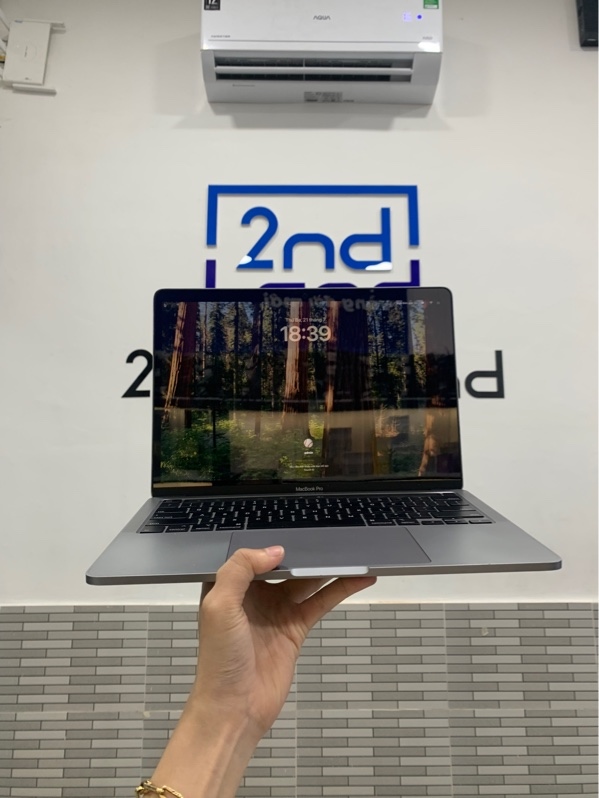 Macbook pro 13 2020 touchbar - i5 lõi 4 - Ram 8gb/ssd 512gb - Màu bạc - Pin bảo trì - Ngoại hình: 97% - Trầy cấn 4 góc, phai màu sticker - Body
