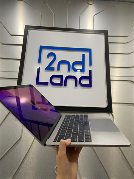 Macbook Pro 13 inch 2016 - Core i5 - Ram 8/256GB - Pin bảo trì - Màu bạc - Ngoại hình : 97% - Màn ám viền hồng nặng, ám xanh trong, màn in phím, màn bầm tròn, phản quang, hở sáng- Body - Không sạc 2