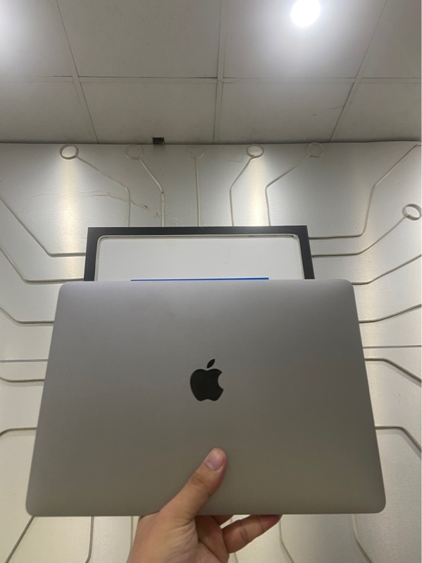 Macbook Pro 13 inch 2017 - i5 - 8/256GB - Pin bình thường - Chu kì 140 lần sạc - Màu bạc - Ngoại hình: 97% - Màn ám phím nhẹ, ám hồng viền, cấn góc - Kèm sạc