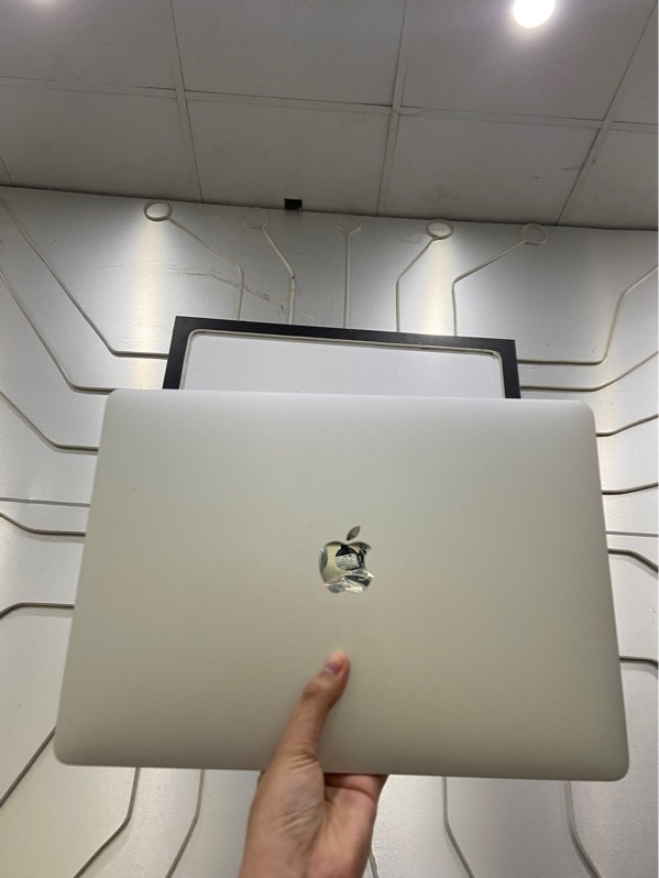 Macbook Pro 13 inch 2017 - i5 8/256GB - Pin bình thường - Màu bạc - Ngoại hình: 97% - Cấn góc, màn ám hồng nặng - Kèm sạc