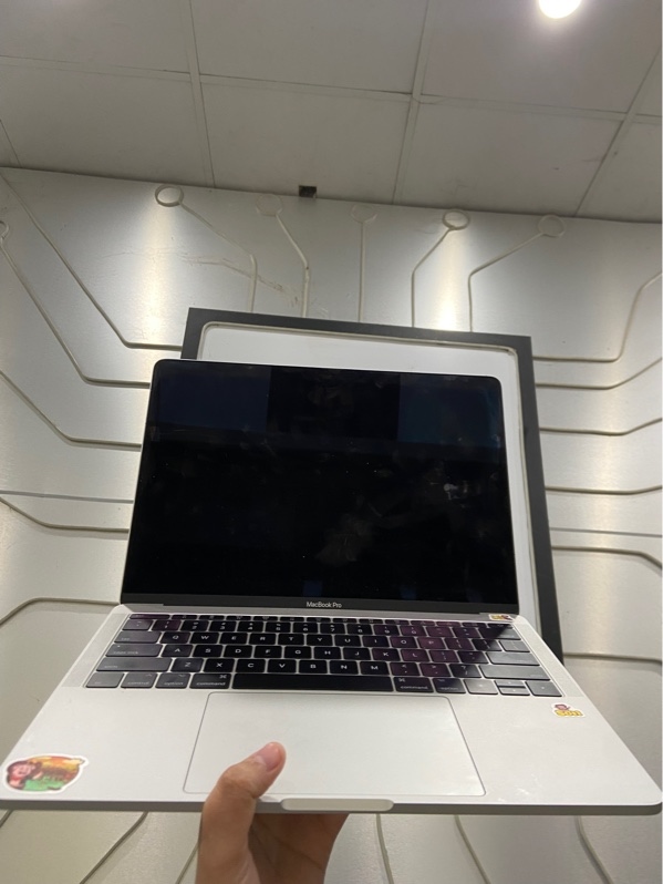 Macbook Pro 13 inch 2017 - i5 8/256GB - Pin bình thường - Màu bạc - Ngoại hình: 97% - Cấn góc, màn ám hồng nặng - Kèm sạc