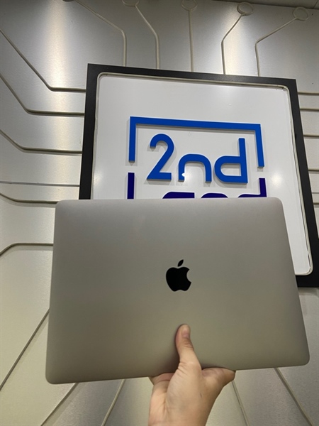 Macbook Pro 13 inch 2018 - 4 Thunderbolt 3 Ports - Core i7 lõi tứ - Ram 16/1TB SSD - Pin 100% thay new - Màu xám - Ngoại hình: 97% - Cấn sườn nhẹ, tróc cao su viền màn, màn ám hồng - Kèm sạc