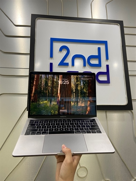 Macbook Pro 13 inch 2018 - 4 Thunderbolt 3 Ports - Core i7 lõi tứ - Ram 16/1TB SSD - Pin 100% thay new - Màu xám - Ngoại hình: 97% - Cấn sườn nhẹ, tróc cao su viền màn, màn ám hồng - Kèm sạc 1