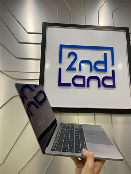 Macbook Pro 13 inch 2018 - 4 Thunderbolt 3 Ports - Core i7 lõi tứ - Ram 16/1TB SSD - Pin 100% thay new - Màu xám - Ngoại hình: 97% - Cấn sườn nhẹ, tróc cao su viền màn, màn ám hồng - Kèm sạc 2