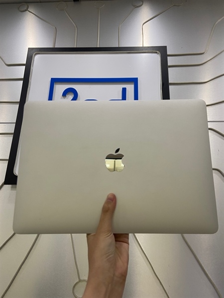 Macbook Pro 13 inch 2019 - 2 Thunderbolt 3 Ports - Core i5 lõi tứ - Ram 8/128GB - Phím Nhật - Pin bình thường - Chu kì sạc 184 lần - Màu bạc - Ngoại hình: 98% - Kèm sạc