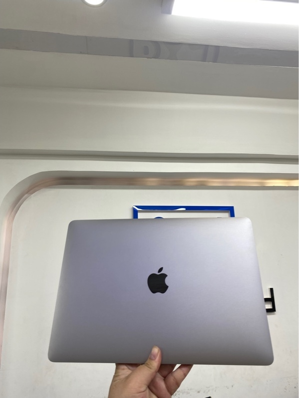 Macbook pro 13 inch 2019 - Chip intel i5 - ram 8/128gb - Màu xám Pin bình thường - Ngoại hình 97% - Màn trầy, nút mũi tên lên chập chờn - Kèm sạc