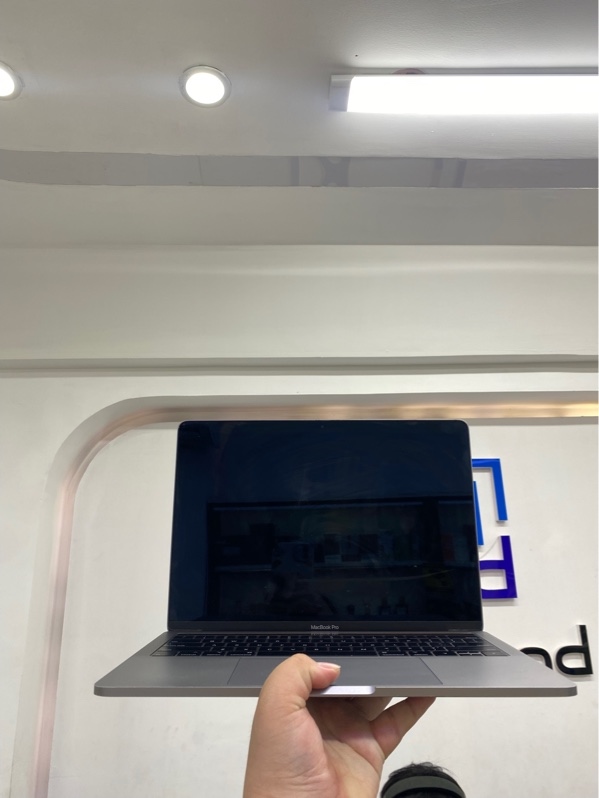 Macbook pro 13 inch 2019 - Chip intel i5 - ram 8/128gb - Màu xám Pin bình thường - Ngoại hình 97% - Màn trầy, nút mũi tên lên chập chờn - Kèm sạc