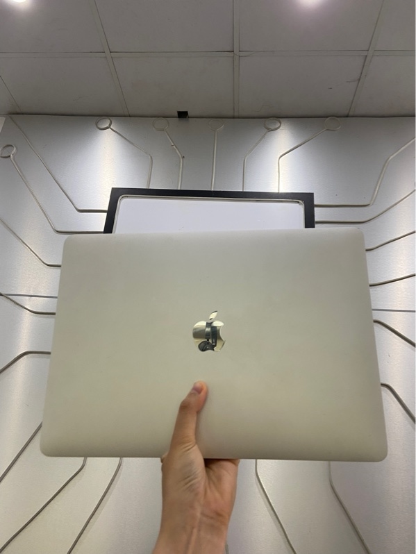 Macbook Pro 13 inch 2019 - Core i7 - Ram 16/512GB - Phím nhật - Pin bình thường - Chu kì sạc 434 lần - Màu bạc - Ngoại hình: 98% -Màn ám hồng viền vừa , bầm giữa xanh nhẹ , màn bụi nhiều , 2 nút bị delay lúc ăn lúc không ăn ( m và ngoặc nhọn ) - Kèm sạc