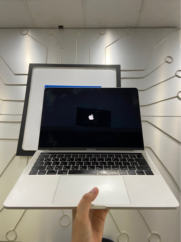 Macbook Pro 13 inch 2019 - Core i7 - Ram 16/512GB - Phím nhật - Pin bình thường - Chu kì sạc 434 lần - Màu bạc - Ngoại hình: 98% -Màn ám hồng viền vừa , bầm giữa xanh nhẹ , màn bụi nhiều , 2 nút bị delay lúc ăn lúc không ăn ( m và ngoặc nhọn ) - Kèm sạc