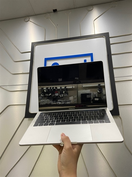Macbook Pro 13 inch 2019 - Two Thunderbolt 3 Ports - i5 lõi tứ - Ram 8/256GB - Pin tốt - Chu kì sạc 161 lần - Màu trắng - Ngoại hình: 97% - Viền body trầy, cao su viền tróc, màn ám hồng nhẹ, màn bụi trong - Kèm sạc 1