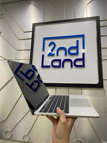 Macbook Pro 13 inch 2019 - Two Thunderbolt 3 Ports - i5 lõi tứ - Ram 8/256GB - Pin tốt - Chu kì sạc 161 lần - Màu trắng - Ngoại hình: 97% - Viền body trầy, cao su viền tróc, màn ám hồng nhẹ, màn bụi trong - Kèm sạc 2