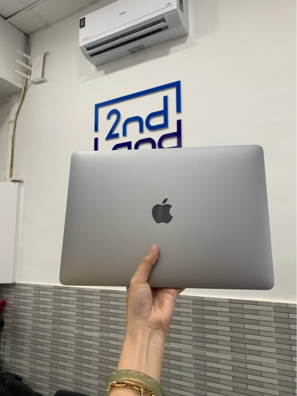 Macbook Pro 13 inch 2020 - Core i5 - 8GB/256G - Màu bạc - Pin bình thường chu kì sạc 410 lần - Ngoại hình: 97% - Kèm cóc sạc
