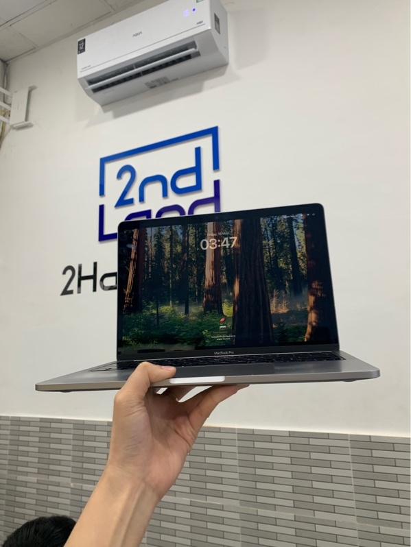 Macbook Pro 13 inch 2020 - Core i5 - 8GB/256G - Màu bạc - Pin bình thường chu kì sạc 410 lần - Ngoại hình: 97% - Kèm cóc sạc