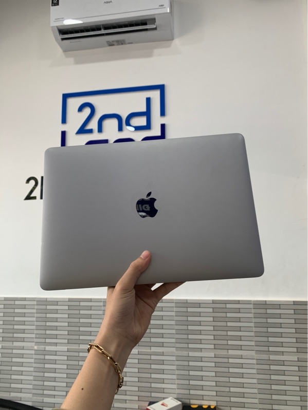 Macbook Pro 13 inch 2020 - Core i5 - Ram 8GB/256GB - Màu bạc - Pin bình thường chu kì sạc 415 lần - Ngoại hình: 97% - Kèm sạc
