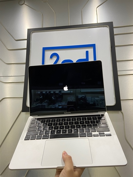 Macbook Pro 13 inch M1 2020 - Ram 8/256GB - MacOS 15.0 - Pin bình thường - Chu kì 282 lần - Màu trắng - Ngoại hình: 98% - Cấn góc trái, mặt đế trầy đen, màn ám hồng viền - Kèm Box + sạc 2